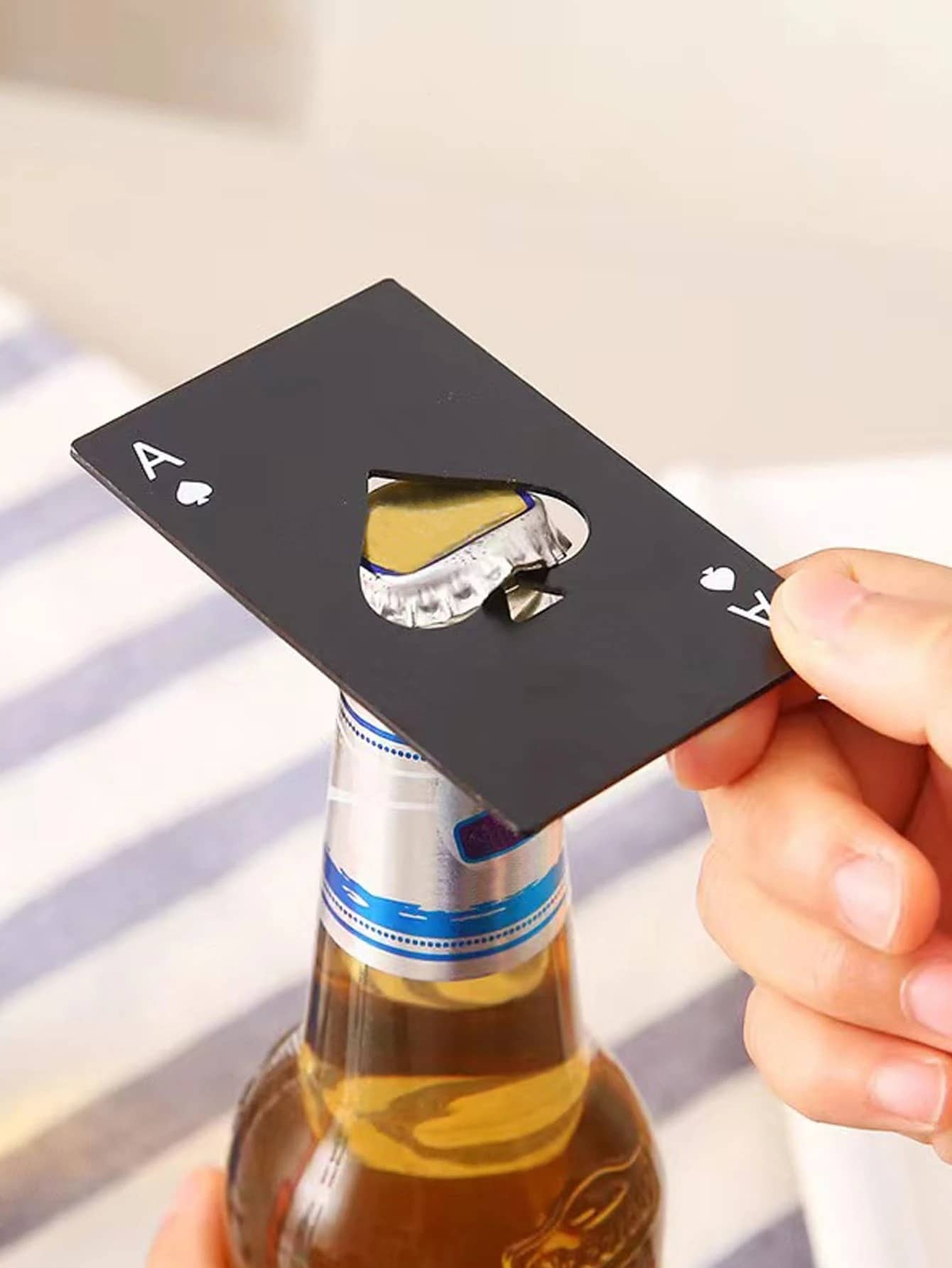 1 pièce Ouvre-bouteille en forme de carte de crédit en acier inoxydable style carte de poker as de pique, pour ouvrir les sodas, idéal pour l'extérieur, le camping, cadeau pour père
