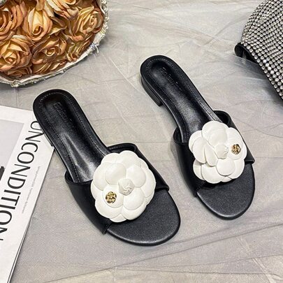 2025 年春夏新款女士时尚花卉沙滩凉鞋、休闲黑白拖鞋、百搭平底圆头单带拖鞋