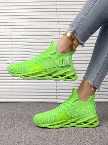 女款中空針織透氣運動休閒鞋，適合戶外活動