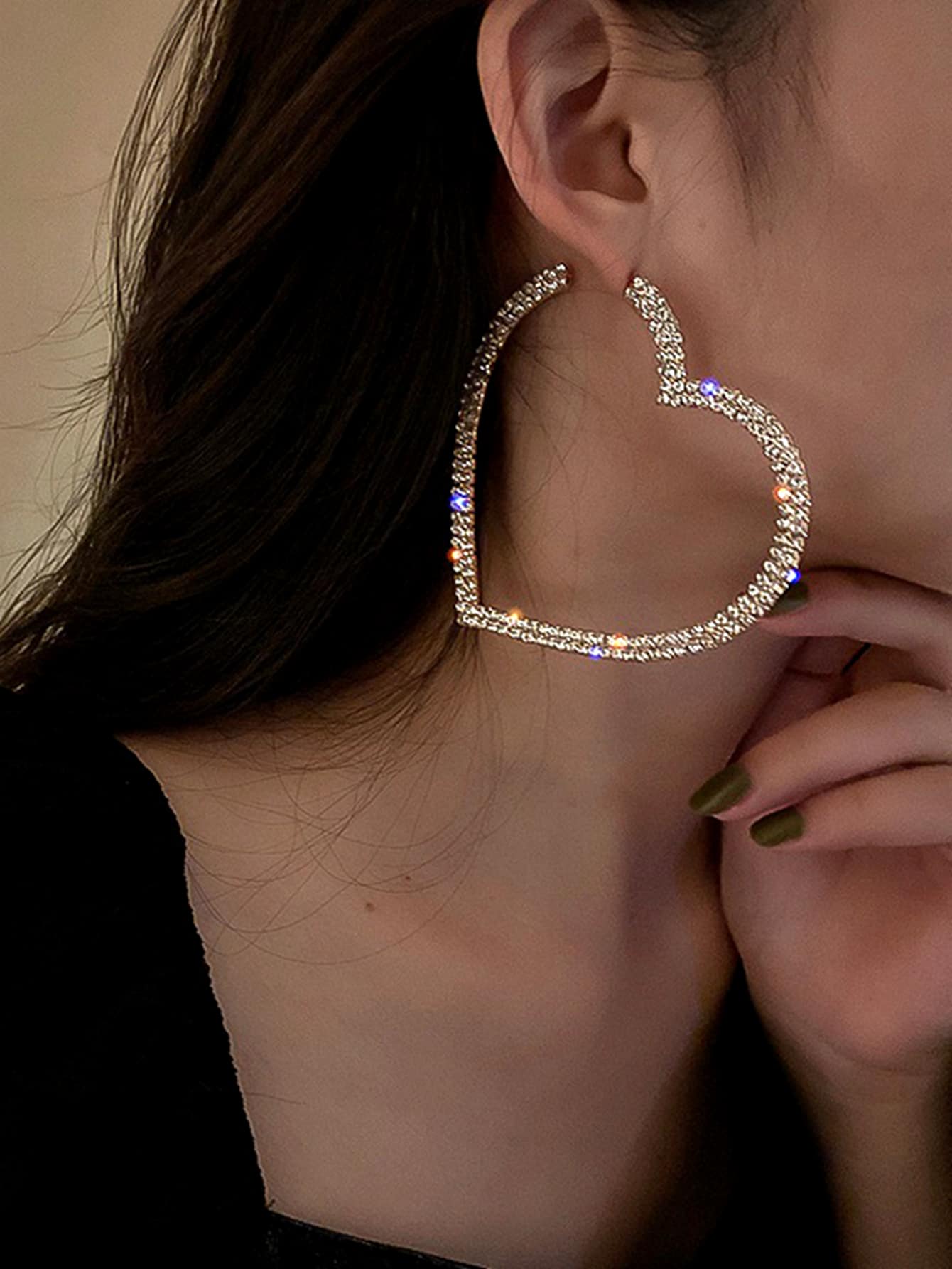 2 pièces Boucles d'oreilles pendantes en forme de cœur avec détails de strass et de cuivre de luxe brillant pour femmes. Cadeau de festival idéal pour la mère ou la meilleure amie pour la Saint-Valentin
