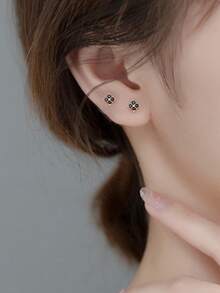 1雙S925純銀迷你鍍金鑲嵌黑色瑪瑙幸運草耳釘精美和多用途和簡約風耳朵首飾類適用於每天穿戴,節日禮物