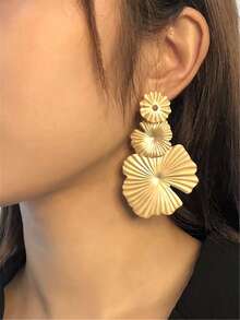 1pair European And American Style Chic Exaggerated Small Daisies Dangle Earrings In Golden Color - Yellow Gold - View 1