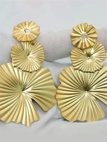 1pair European And American Style Chic Exaggerated Small Daisies Dangle Earrings In Golden Color - Yellow Gold - View 3