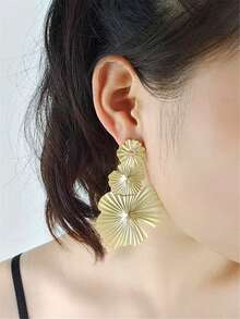 1pair European And American Style Chic Exaggerated Small Daisies Dangle Earrings In Golden Color - Yellow Gold - View 2