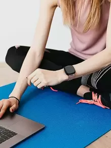 1 Stück Unisex Edelstahl Mesh Magnetisches Uhrenarmband, atmungsaktives Uhrenarmband kompatibel mit Fitbit Versa 4/Versa 3/Sense2/Sense als Geschenk für Studenten zum Schulstart