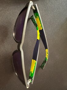 一副男士眼镜，巴西国旗印花，金属和橡胶混合镜框，镀膜镜片，彩虹色，适合街头度假、户外海滩、日常通勤、经典复古旅行、骑行、徒步等场合，时尚有型，尽显奢华大框、彩色半框、方形、椭圆形金属镜架，适合旅行、驾驶、钓鱼、露营、骑行、徒步、跑步等各种场合，时尚有型，装饰性眼镜。 - 彩色 - 查看 7