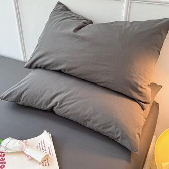 深灰色纯色涤纶枕套，柔软顺滑，尺寸48x74厘米/50x75厘米/20x30英寸，适合简约卧室装饰