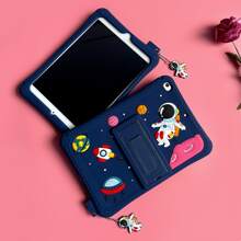 sosofi Capa para iPad infantil com porta-cartões Apple, 1 peça, adorável design de astronauta, à prova de choque, borda envolvente completa, capa protetora de silicone para tablet com função de suporte, compatível com Samsung/iPad - Amarelo - Ver 3