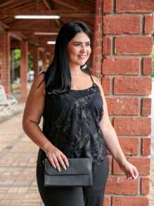 MACACÃO CREPE SATIN DE ALÇA REGULAVEL E TULE BORDADO FLORAL PLUS SIZE
