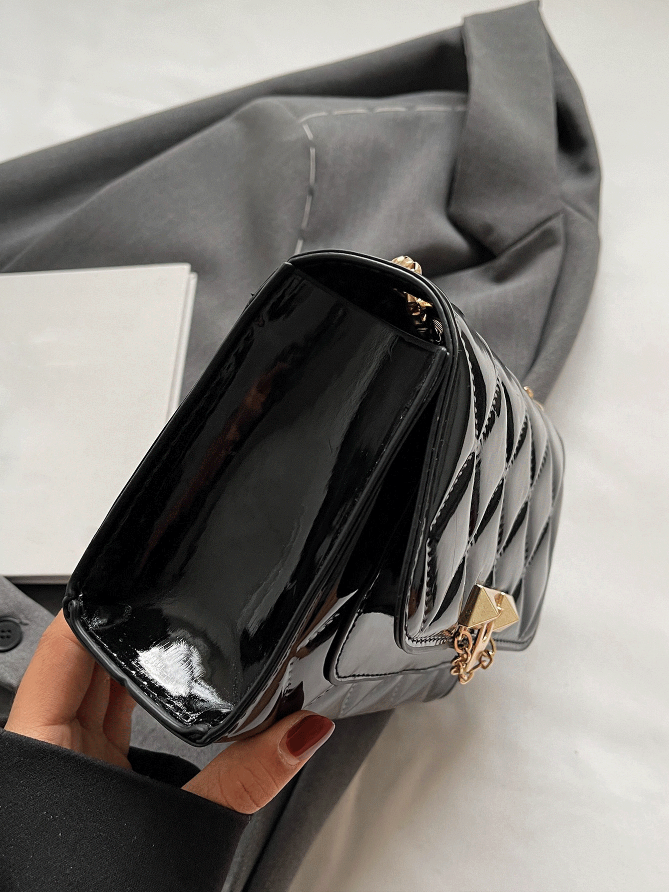 女士實色pu皮革斜背包,壓花貝殼紋,金屬飾物和蓋式閉合 - 黑色 - 查看 6