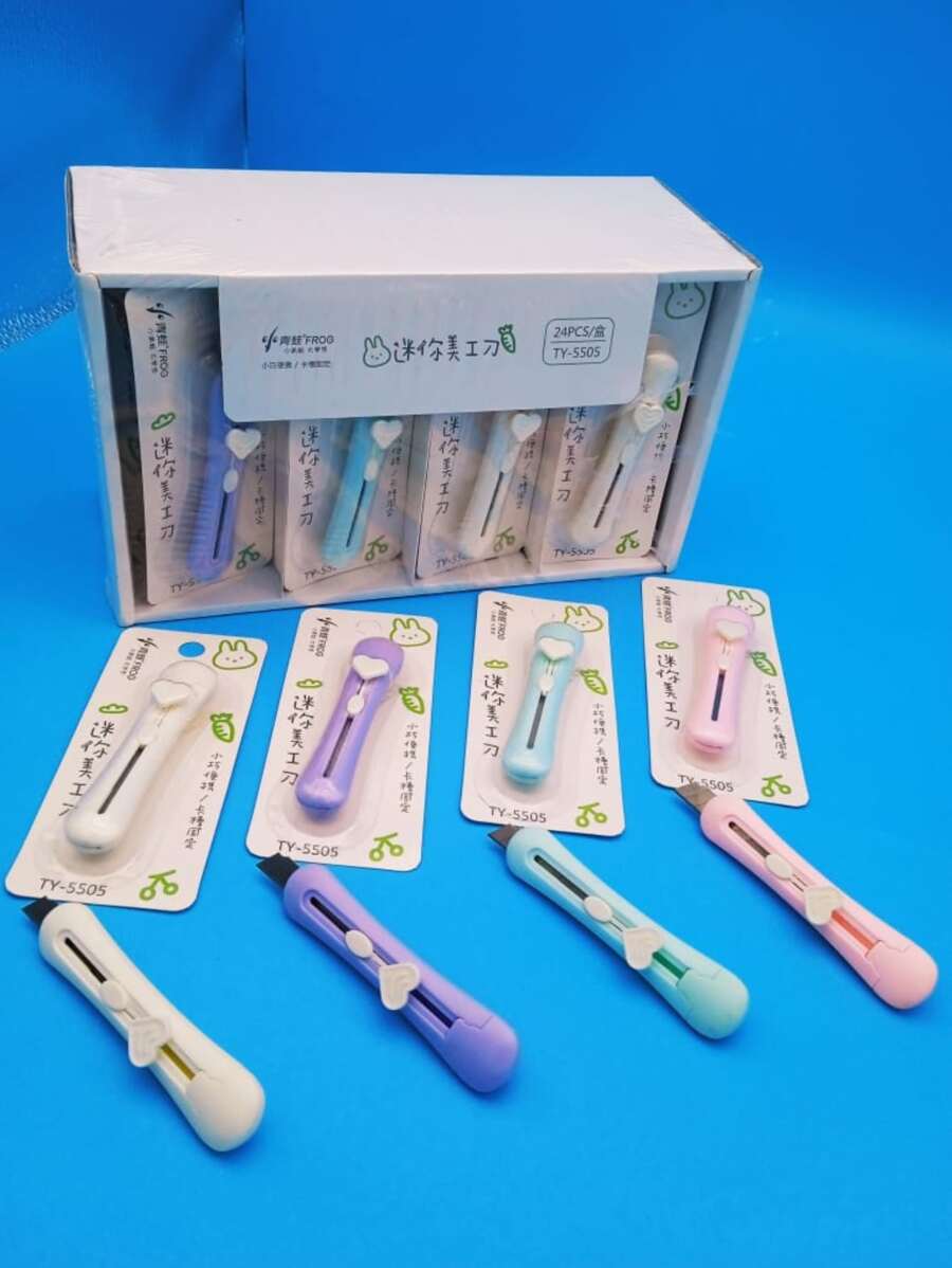 MINI CUTTER BOX WITH 24 Pcs RETRACTABLE KNIFE FOR GENERAL USE INCLUDES FOUR DIFFERENT COLORS CUT CARDBOARD PAPER FOAMI ENVELOPES AND MANY MORE THINGS - 彩色 - 查看 1