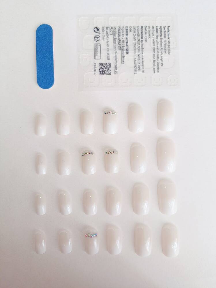 24入組短方形白色漸變假指甲，帶有水鑽，打造迷人外觀，包括果凍膠、指甲銼和塗抹器。適合日常穿著、聚會和跳舞。 - 彩色 - 查看 3