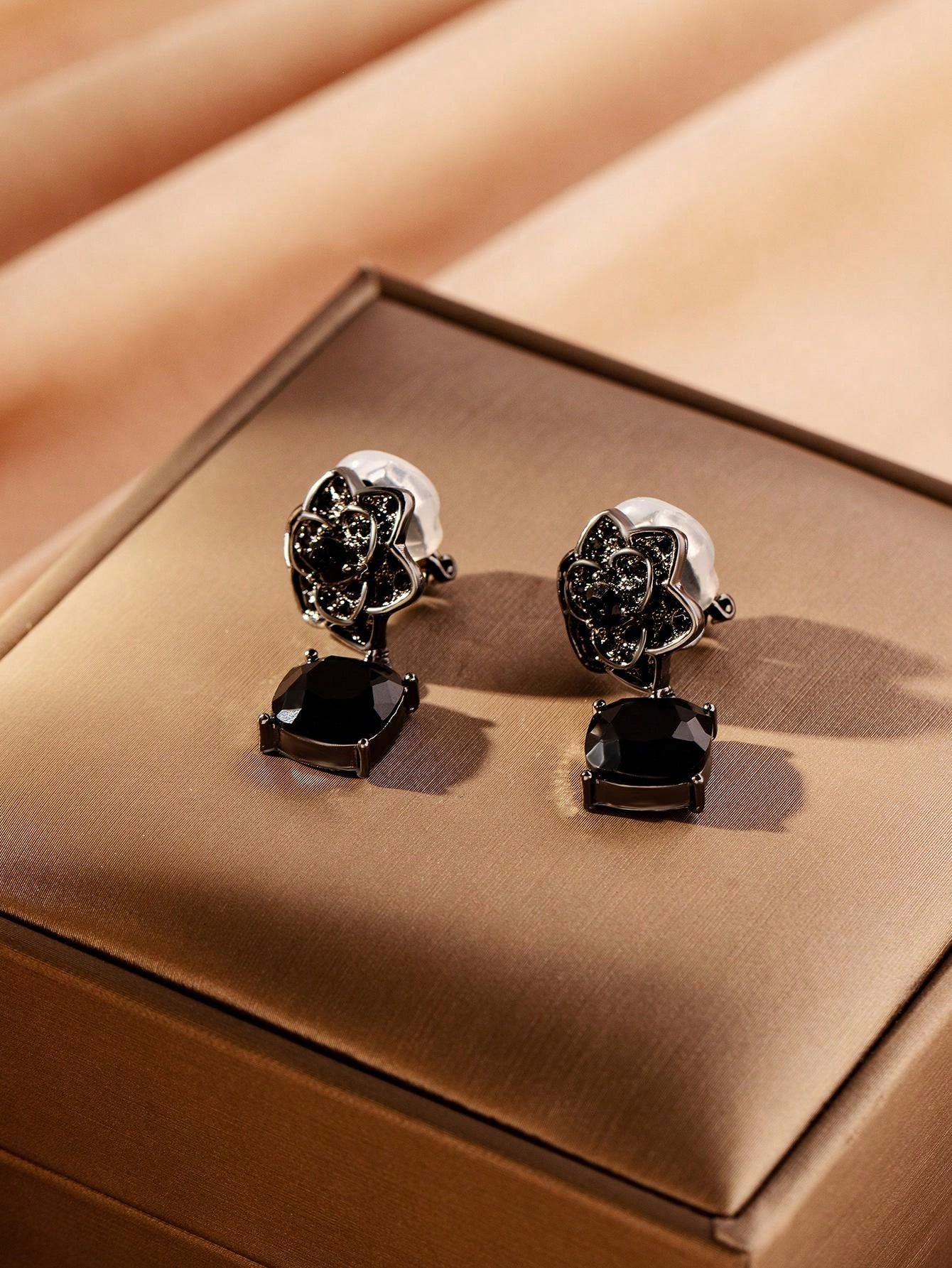 1pair French Vintage Black Rose & Rhinestone Decor Luxury Clipon