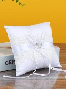 1個白色蕾絲心形戒指枕頭,配有絲帶蝴蝶結,非常適合婚禮儀式裝飾和戒指擺放