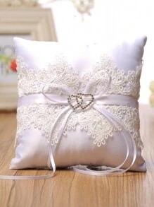 1個白色蕾絲心形戒指枕頭,配有絲帶蝴蝶結,非常適合婚禮儀式裝飾和戒指擺放