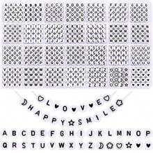 1 盒 1400 颗圆形字母珠用于珠宝制作，31 款白色 A-Z 字母亚克力珠子套件，心形珠用于手链制作（4*7 毫米） - 黑與白 - 查看 1