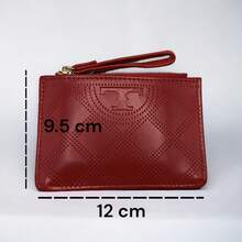 Tarjetero y monedero pequeño para mujer en color rojo con cierre y detalle en "T" tipo Tory - Rojo - Ver 3