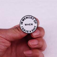 搞笑琺瑯字母別針圓形鈕扣胸針合適的適用於夾克,帽子,帆布包 - 黑與白 - 查看 3