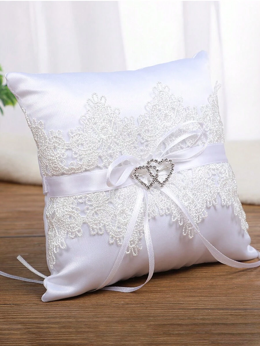 1個白色蕾絲心形戒指枕頭,配有絲帶蝴蝶結,非常適合婚禮儀式裝飾和戒指擺放
