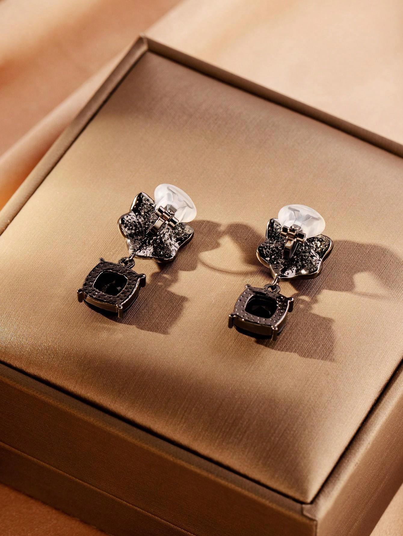 1pair French Vintage Black Rose & Rhinestone Decor Luxury Clipon