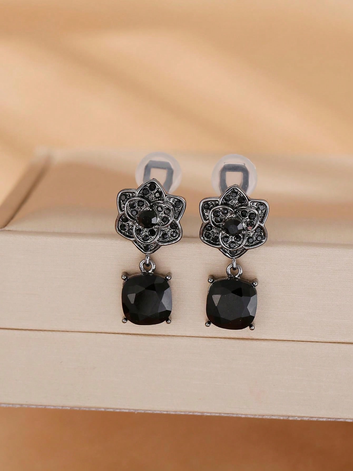1pair French Vintage Black Rose & Rhinestone Decor Luxury Clipon