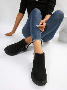 女性時尚舒適的圓頭厚跟單鞋