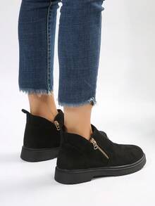 女性時尚舒適的圓頭厚跟單鞋