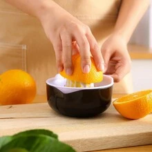 1入水果造型手動塑料檸檬榨汁機，簡單的橙汁機，帶有渣滓分離功能，適用於蔬果工具，廚房用品，果蔬切割，食品，沙拉，裝飾，儲存，聚會，生日等場合。 - 黑與白 - 查看 3