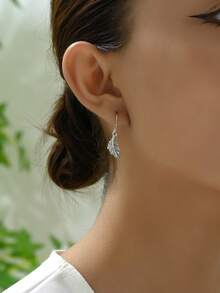 1 對精緻時尚復古古董鍍銀羽毛形狀吊墜耳環,非常適合女士日常佩戴、節日或約會禮物