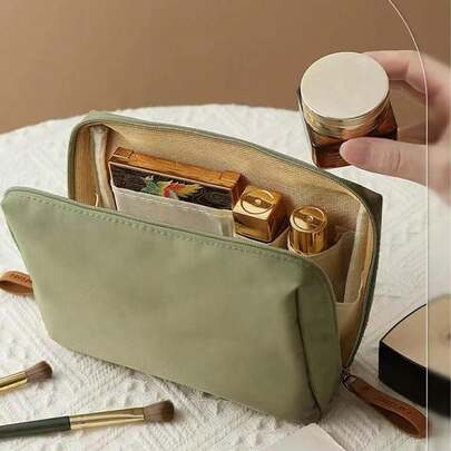 1个绿色口红造型便携防水化妆包，适合旅行和日常使用，可收纳化妆品、洗漱用品，是馈赠佳品。带拉链，可用于存放美甲、化妆包、化妆品收纳包等。这款化妆包容量大，是旅行必备品，也是送给女性的理想礼物。它还可以作为手拿包/小手提包、化妆收纳包、化妆刷收纳包、迷你收纳包、大容量收纳包等。此外，它还可以作为圣诞礼物或旅行必备品。