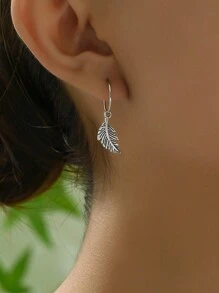 1 對精緻時尚復古古董鍍銀羽毛形狀吊墜耳環,非常適合女士日常佩戴、節日或約會禮物