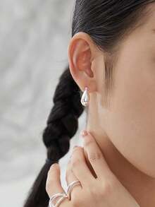 1對頂級精美的u型曲線設計簡潔優雅的925純銀耳環,具有精湛的工藝,華麗的質量,個性化的風格,品味和優雅完美融合。 獨特的女性熔岩系列風格,簡潔經典復古,高端精品,富有激情和令人眼花繚亂的藝術感。 既適合日常穿著、約會、送禮,又是流行時尚各種場合的佩戴配件,是貴族、優雅、藝術的象徵。口袋形狀的藝術文學設計。 - 銀色 - 查看 4