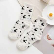 1雙女式秋冬加厚保暖可愛蓬鬆落地睡眠中筒牛毛水貂絨襪子 - 黑與白 - 查看 2