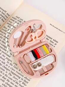 1 juego de minicaja de costura portátil rosa, kit de costura pequeño, herramientas de costura multiusos, plegable, suministros y accesorios de costura DIY para viajeros y reparaciones de ropa de emergencia. Botellas de viaje, kit de viaje, taza de viaje, neceser de viaje, organizador de viaje, accesorios para vacaciones, kit de viaje, regalo para viajes, artículos esenciales de viaje, accesorios de viaje, artículos imprescindibles de viaje, playa, vacaciones, verano, accesorios escolares, artículos de regreso a clases, útiles escolares.
