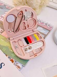 1 juego de minicaja de costura portátil rosa, kit de costura pequeño, herramientas de costura multiusos, plegable, suministros y accesorios de costura DIY para viajeros y reparaciones de ropa de emergencia. Botellas de viaje, kit de viaje, taza de viaje, neceser de viaje, organizador de viaje, accesorios para vacaciones, kit de viaje, regalo para viajes, artículos esenciales de viaje, accesorios de viaje, artículos imprescindibles de viaje, playa, vacaciones, verano, accesorios escolares, artículos de regreso a clases, útiles escolares.