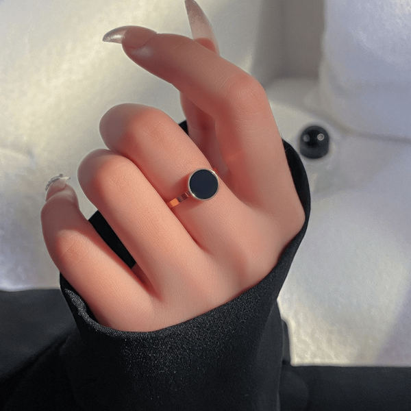 Simple & Luxurious Round Black Shell Titanium Steel Ring For Women, Non-tarnishing, Versatile, Cross-border Fashion Gift For Birthday Or Couple