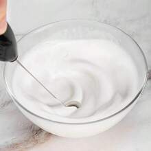 便攜式迷你電池操作奶泡器-手持攪拌器和泡沫製造機,適用於咖啡,卡布奇諾,拿鐵,抹茶,熱巧克力-不鏽鋼打蛋器-易於使用和適合旅行 - 黑色 - 查看 9