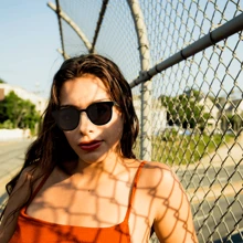 智能蓝牙眼镜，带耳机，开放式导电耳机放大器太阳镜，带音乐播放功能，非入耳式蓝牙耳机，兼容、安卓等设备，偏光镜片，时尚配件，智能眼镜。 - 黑色 - 查看 4