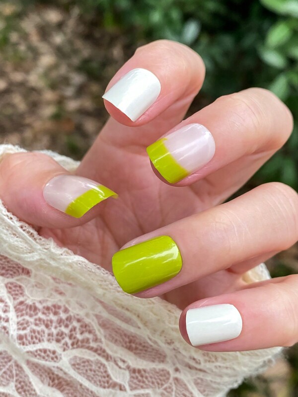 Set di unghie finte quadrate corte, con strisce e cuori, copertura completa, con colla gel e lima, adatto per donne e ragazze, accessori per unghie