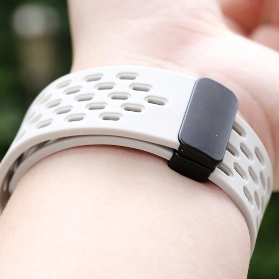 1 Miếng Màu be Không giới tính Khâu từ tính Giường đơn Màu sắc Thể thao Silicone Watch Band , Mềm mại Và Không thấm nước Dây đeo Tương thích với Apple Watch Ban nhạc 38/40/41/42/44/45/49mm , Tương thích với Apple Watch Series Ultra 8/7/6/5/4/3/2/1/Se ( Hộp Quà Đã Bao gồm ) - Màu be - Xem 1