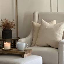 1入現代幾何風格未填充的軟墊套,紋理設計採用布質,無縫縫製,舒適柔軟肌膚友好的絲絨面,是豪華的家居裝飾品。此款柔軟的墊套適合沙發、臥室、休閒空間、汽車、客廳、辦公室、咖啡店等地使用。 - 米色 - 查看 5