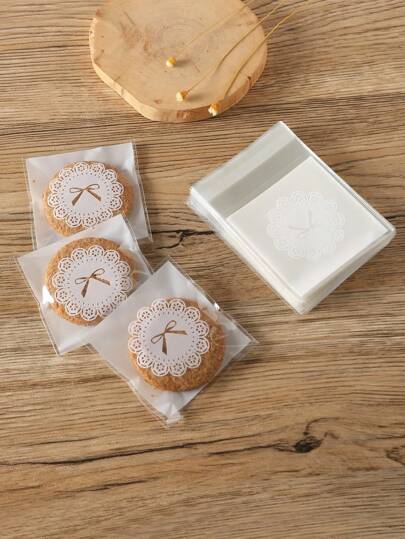 Set de 100 bolsas de empaque autoadhesivas con estampado de lazo blanco, adecuadas para decoración DIY de pan, caramelos, galletas, chocolate, bocadillos y regalos de 7 * 7 cm (2.76in * 2.76in)