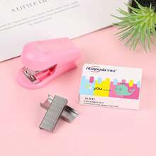 1 件創意迷你訂書機,適合學生和辦公室人員,帶訂書釘套裝和拾取工具 - 粉色 - 查看 1