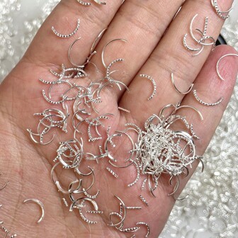 1 låda slumpmässigt blandade nagelkonstdekorationer, lämplig för nagelsalong. Innehåller gyllene, silvermetalliska ark, nagelnitar, japanska stjärnor, månar, ihåliga remsor. Gör-det-själv-nagelberlocker, nagelstenar och nageltillbehör.