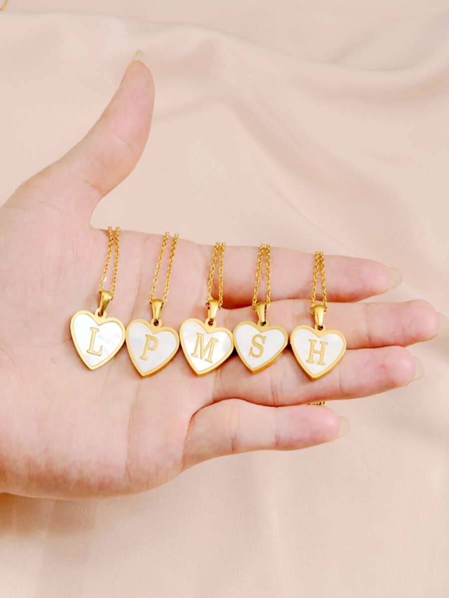 1個簡約優雅的字母設計鈦鋼項鍊吊墜,時尚女裝配飾。心形鈦鋼字母項鍊,帶有26個英文字母的鎖骨鍊,diy字母項鍊。華麗高端的設計配飾,適合學院風和輕奢風格。休閒冷淡風格字母吊墜個性化配飾,情人節完美禮物,受歡迎的珠寶配飾。 - 金色 - 查看 1