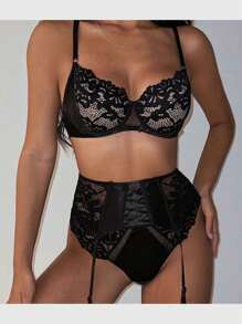 性感純的誘惑薄蕾絲吊襪腰帶和聚龍時尚內衣套裝在黑色