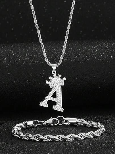 一套不锈钢皇冠字母装饰项链和扭链手链，适合作为儿童生日礼物和派对配饰