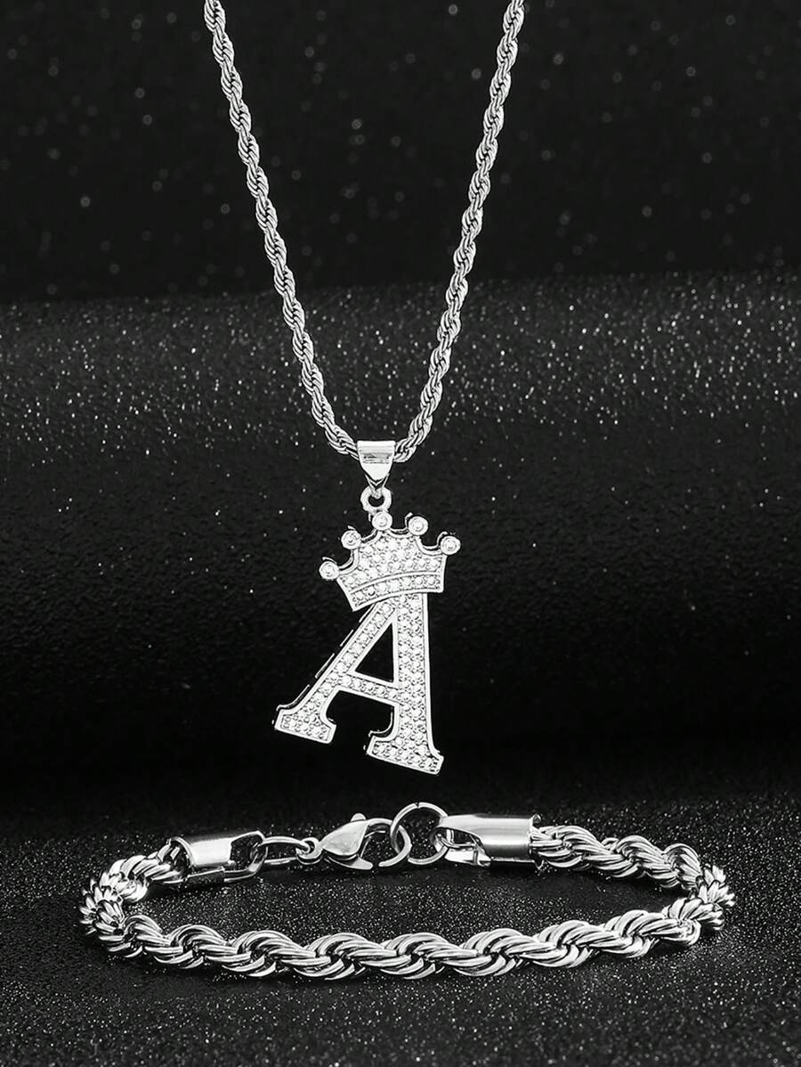一套不锈钢皇冠字母装饰项链和扭链手链，适合作为儿童生日礼物和派对配饰