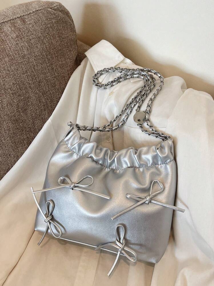 1個 ソリッドカラー リボン装飾 PUレザー ショルダーバッグ、ファッショナブルな開口部トートバッグ、チェーン&プリーツデザイン、女性、女の子、学生、旅行、パーティー、ギフト、デイリーユースに適しています、トレンディな日本のバッグ - シルバー - 見る 1