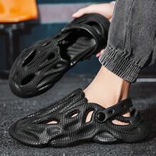Sandalias al aire libre casuales de moda y zapatos con agujeros para hombres, zapatillas interiores de moda de estilo coreano